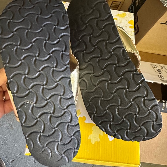 Yellowbox sandal - gold - great condition size 6.5 - Picture 3 of 3